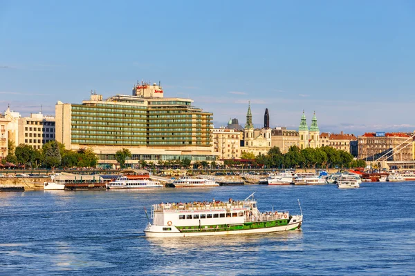 HUNGRIA, BUDAPEST- 23 DE JULHO: Vista para Budapeste em 23 de julho de 2014. Budapeste é um dos mais visitados pelos turistas capital da Europa — Fotografia de Stock