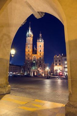 Azize mary Kilisesi gece Krakow, Polonya.