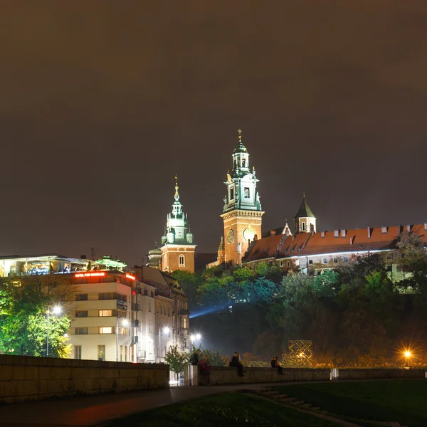 Krakov, Polsko - 11. října 2014: Noční pohled z hradu královského Wawel. Krakov je nejznámější město navštívit v Polsku. — Stock fotografie