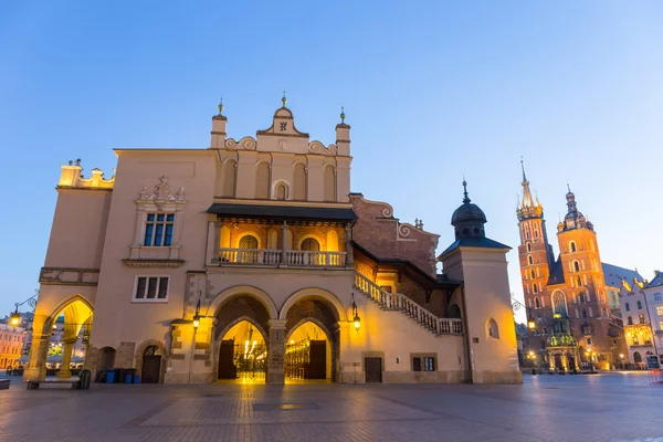 Plaza del Mercado por la noche, Polonia, Cracovia . — Foto de Stock