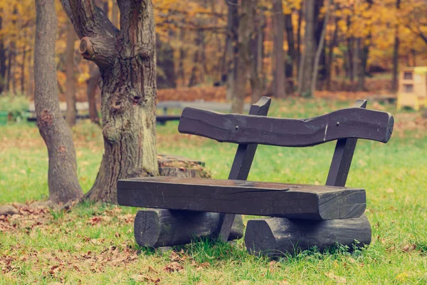 Banco en el parque de otoño, aspecto vintage — Foto de Stock