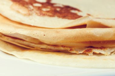 Tatlı gözleme beyaz plaka üzerinde