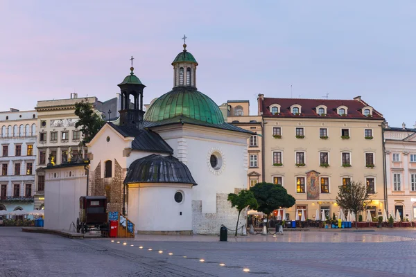 Krakow, Polonya - 09 Ekim 2014: Tek-NEF bina Church of St Wojciech Romanesk tarzı, Krakow, Polonya 09 Ekim 2014 inşa pazar meydanında — Stok fotoğraf