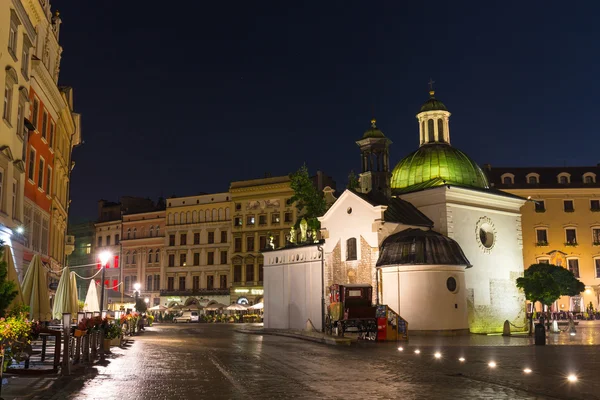 Krakau, Polen - 09. Oktober 2014: das einschiffige Gebäude der Kirche St. Wojciech auf dem Marktplatz, erbaut im romanischen Stil, Krakau, Polen 09. Oktober 2014 — Stockfoto