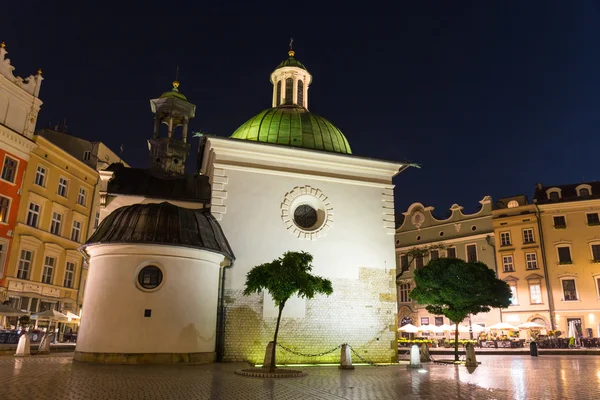 KRAKOW, POLÓNIA - 09 de outubro de 2014: O edifício de nave única da Igreja de St. Wojciech na Praça do Mercado, construído no estilo românico, Cracóvia, Polônia 09 de outubro de 2014 — Fotografia de Stock