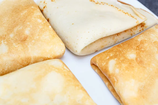 Crêpe sucrée sur assiette blanche — Photo