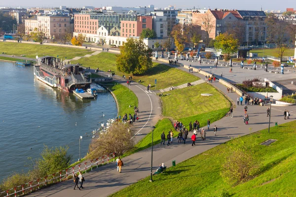 KRAKOW, POLONIA - 02 de noviembre: Vista desde el área del Castillo Real de Wawel en Cracovia el 02 de noviembre de 2014. Cracovia es la ciudad más famosa para visitar en Polonia —  Fotos de Stock