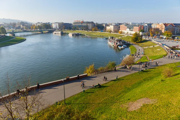 KRAKOW, POLONIA - 02 de noviembre: Vista desde el área del Castillo Real de Wawel en Cracovia el 02 de noviembre de 2014. Cracovia es la ciudad más famosa para visitar en Polonia —  Fotos de Stock