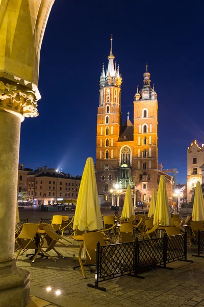 Kerk St. mary's nachts in Krakau, Polen. — Stockfoto