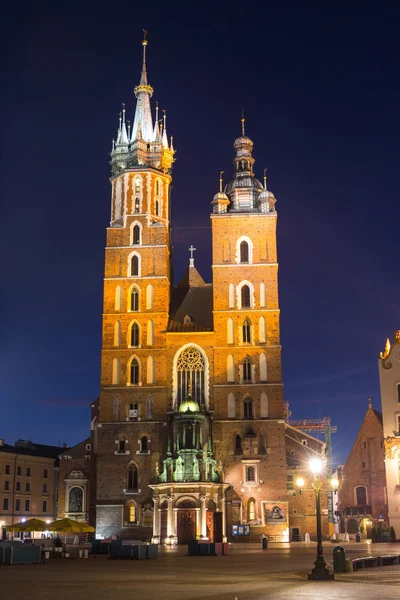Kostel Panny Marie v noci v Krakově, Polsko. — Stock fotografie