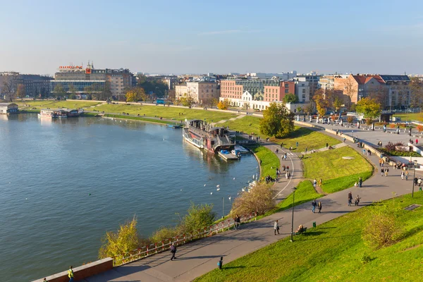 Krakov, Polsko - listopad 02: Pohled od královského hradu Wawel v Krakově na 02 listopad 2014. Krakov je nejznámější město navštívit v Polsku — Stock fotografie