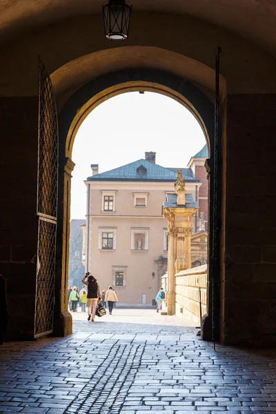 Krakov, Polsko - listopad 02: Lidé navštívit královský hrad Wawel v Krakově na 02 listopad 2014. Krakov je nejznámější město navštívit v Polsku — Stock fotografie