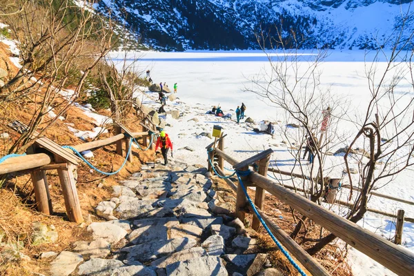 Morskie Oko Lake, POLAND - MARCH 14: Mountain shelter house in Tatra Mountains, Morskie Oko Lake, Poland on March 14, 2014.Tatra Mountains is very popular travel destination. — Stock Photo, Image