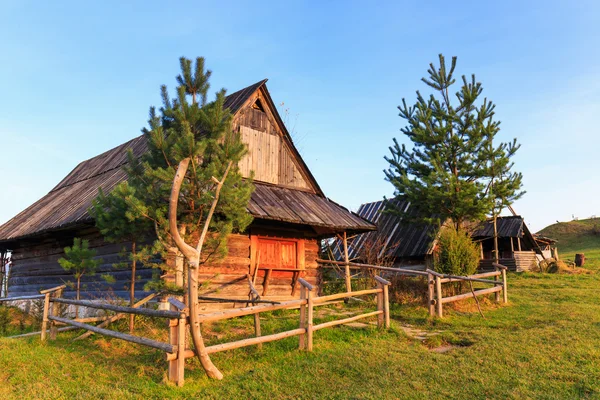Colibă de lemn Shepherd pe pajiște în sezonul de toamnă — Fotografie, imagine de stoc