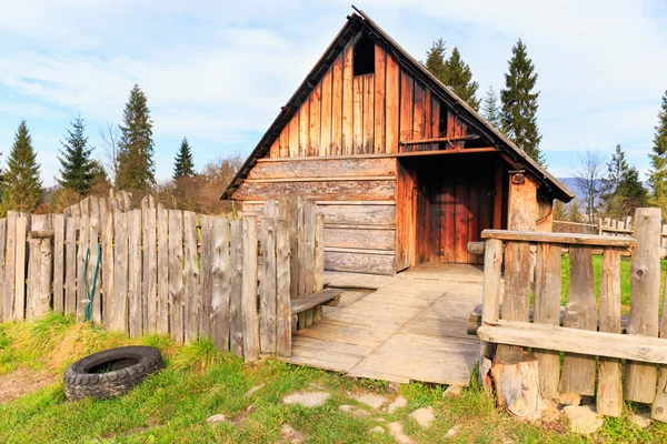 Cabaña de madera pastor en el prado en temporada de otoño —  Fotos de Stock