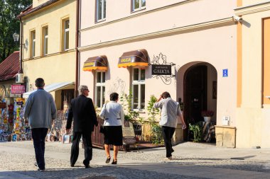Wadowice, Polonya - 07 Eylül 2014: turist ziyaret wadowice şehir merkezi. Wadowice yer doğum Papa John paul II