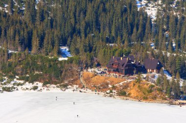 Morskie Oko göl, Polonya - 14 Mart: Turist tanımlanamayan grup yürüme donmuş Morskie Oko Gölü, Polonya üzerinde 14 Mart, 2014.Tatra dağlar çok popüler seyahat hedef.