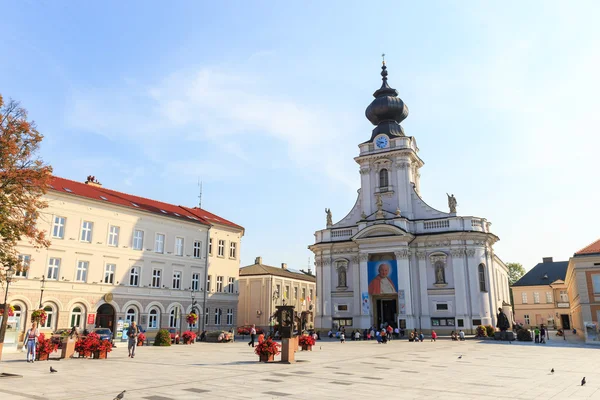 Wadowice, Poland - September 07, 2014: Tourists visit the city center of Wadowice. Wadowice is the place of birth of Pope John Paul II — Stock Photo, Image