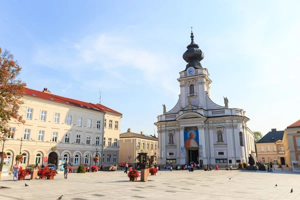 Wadowice, Polonia - 07 de septiembre 2014: Los turistas visitan el centro de la ciudad de Wadowice. Wadowice es el lugar de nacimiento del Papa Juan Pablo II — Foto de Stock