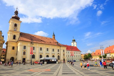 Sibiu, Romanya - 19 Temmuz 2014: eski kasaba meydanında tarihi merkezi sibiu Romanya 14 yüzyılda inşa edilmiş