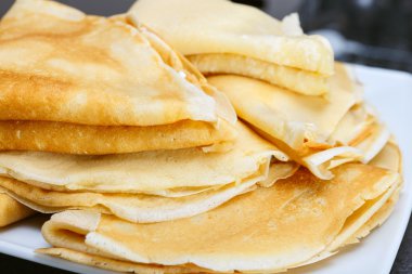 Tatlı gözleme beyaz plaka üzerinde