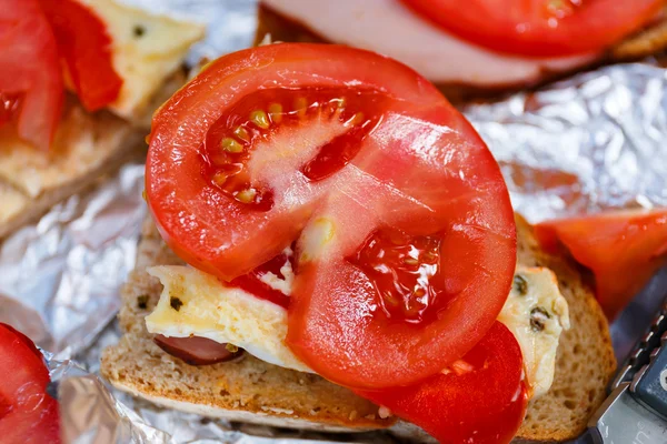 Lunch med smörgås under vandring utflykt — Stockfoto