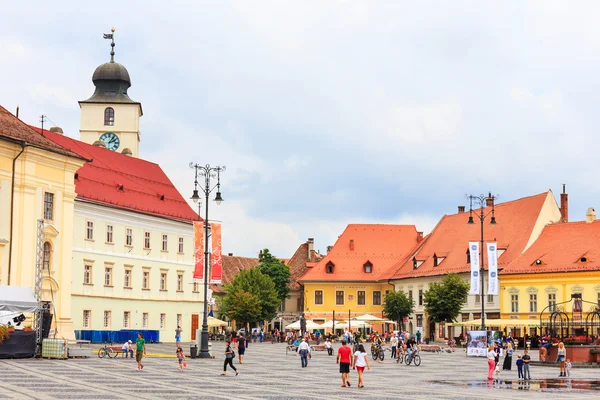 Sibiu, Rumänien - 19 juli 2014: gamla torget i den historiska centrum av sibiu byggdes på 1300-talet, Rumänien — Stockfoto