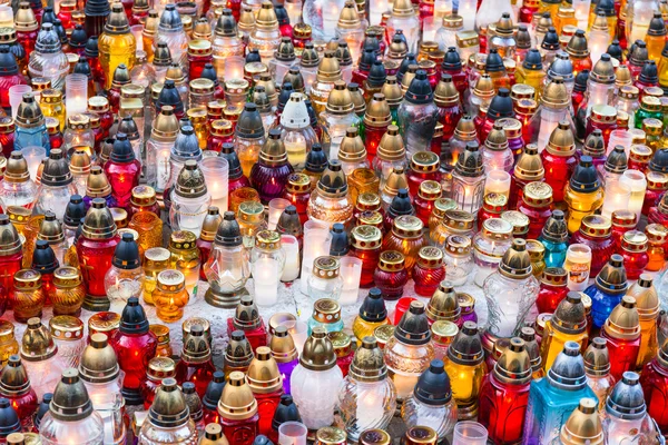 Kerzen auf dem Friedhof — Stockfoto