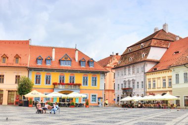 Sibiu, Romanya - 19 Temmuz 2014: eski kasaba meydanında tarihi merkezi sibiu Romanya 14 yüzyılda inşa edilmiş