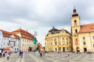 Sibiu, Romanya - 19 Temmuz 2014: eski kasaba meydanında tarihi merkezi sibiu Romanya 14 yüzyılda inşa edilmiş