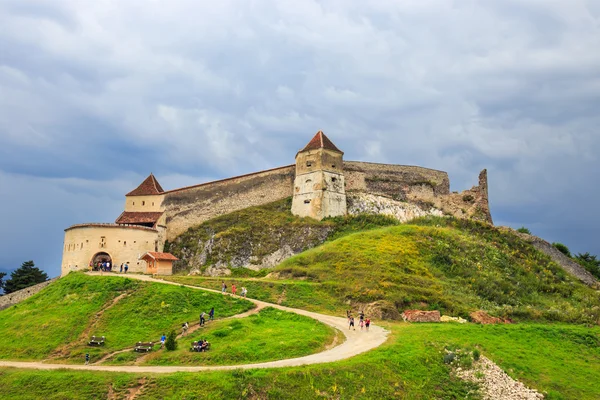 Rasnov, Rumänien - 16 juli 2014: Turister besöka det medeltida slottet i Rasnov. Fästningen byggdes 1211-1225 — Stockfoto