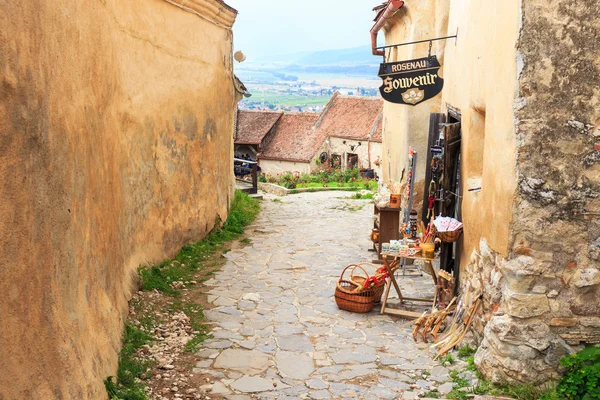 Rasnov, Romania - July 16, 2014: Tourists visit the medieval castle in Rasnov. Fortress was built between 1211 and 1225 — Stock Photo, Image