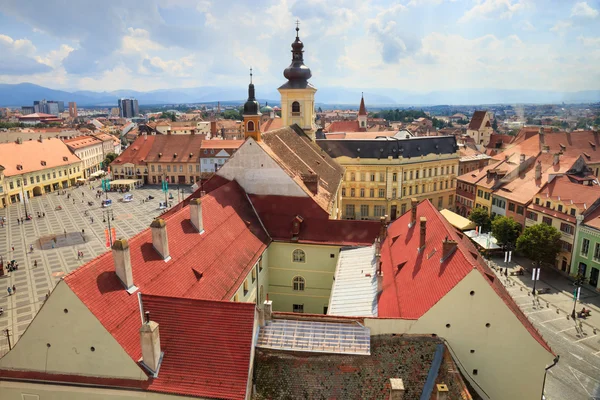 Sibiu, Roumanie - 19 juillet 2014 : Place de la Vieille Ville dans le centre historique de Sibiu a été construit au 14ème siècle, Roumanie — Photo