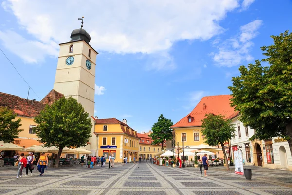 Sibiu, Ρουμανία - 19 Ιουλίου 2014: παλιά πόλη πλατεία στο ιστορικό κέντρο της πόλης sibiu χτίστηκε τον 14ο αιώνα, Ρουμανία — Φωτογραφία Αρχείου