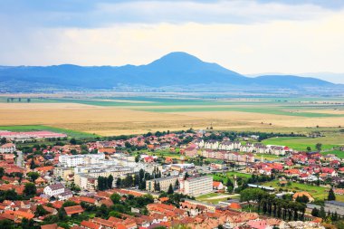 Merkezine, tepeler ve yukarıda da görüleceği gökyüzü. 