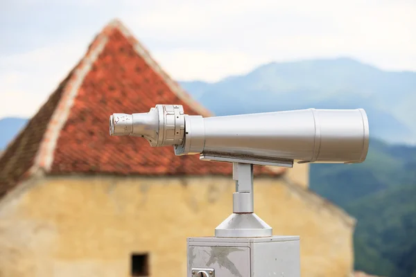 Grand télescope à pièces utilisé pour observer les montagnes — Photo