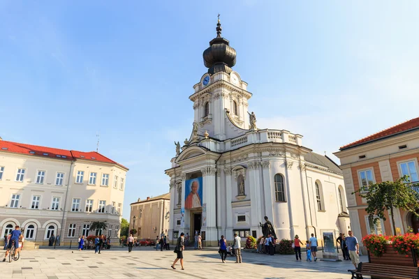 Wadowice, Poland - September 07, 2014: Tourists visit the city center of Wadowice. Wadowice is the place of birth of Pope John Paul II — Stock Photo, Image