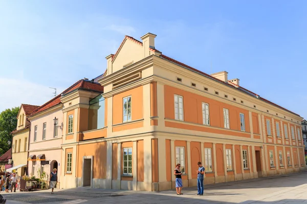 バドビツェ、ポーランド - 2014 年 9 月 7 日: バドビツェの市内中心部を観光客が訪れます。バドビツェ教皇ヨハネの誕生の場であるパウロ 2 世 — ストック写真