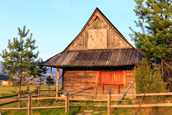 Shepherd wooden hut on meadow in autumn season — Stock Photo, Image