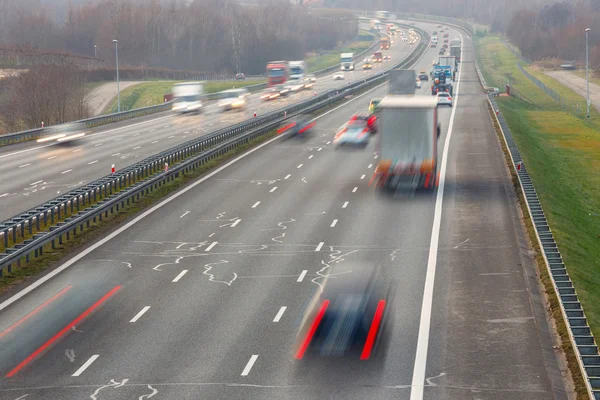 Traffico su un'autostrada — Foto Stock