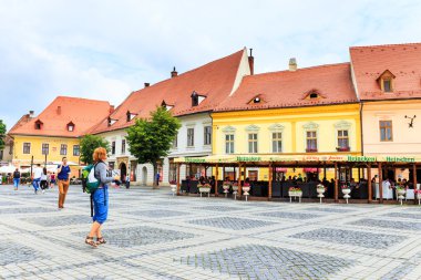 Sibiu, Romanya - 19 Temmuz 2014: eski kasaba meydanında tarihi merkezi sibiu Romanya 14 yüzyılda inşa edilmiş
