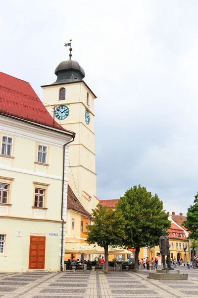 Sibiu, Rumania - 19 de julio de 2014: Plaza de la Ciudad Vieja en el centro histórico de Sibiu fue construido en el siglo XIV, Rumania —  Fotos de Stock