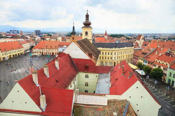 Sibiu, Rumania - 19 de julio de 2014: Plaza de la Ciudad Vieja en el centro histórico de Sibiu fue construido en el siglo XIV, Rumania — Foto de Stock