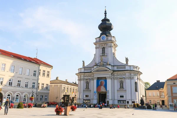 Wadowice, Polonia - 07 de septiembre 2014: Los turistas visitan el centro de la ciudad de Wadowice. Wadowice es el lugar de nacimiento del Papa Juan Pablo II — Foto de Stock