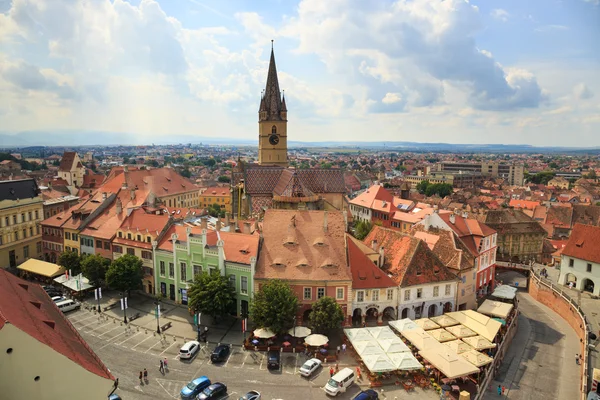 Sibiu, Romênia - 19 de julho de 2014: Praça da Cidade Velha no centro histórico de Sibiu foi construída no século XIV, na Romênia — Fotografia de Stock