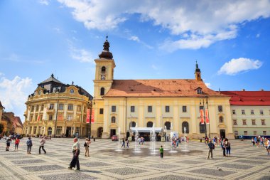 Sibiu, Romanya - 19 Temmuz 2014: eski kasaba meydanında tarihi merkezi sibiu Romanya 14 yüzyılda inşa edilmiş