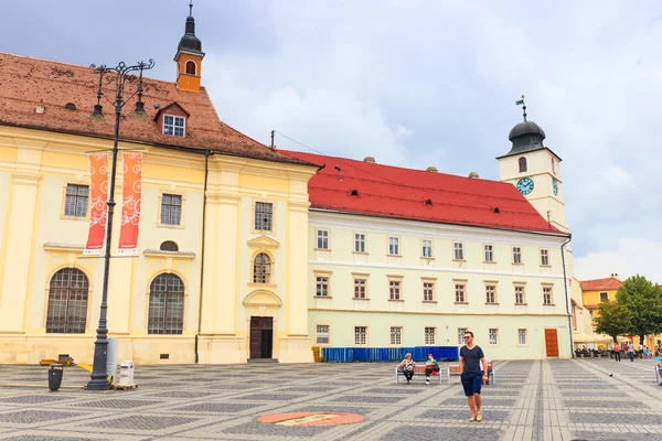 Sibiu, Roemenië - 19 juli 2014: oude stadsplein in het historische centrum van sibiu werd gebouwd in de 14e eeuw, Roemenië — Stockfoto