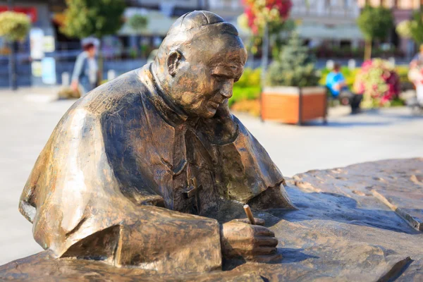 Wadowice, Polônia - 07 de setembro de 2014: Escultura do Papa João Paulo II no centro da cidade de Wadowice, local de nascimento do Papa João Paulo II — Fotografia de Stock