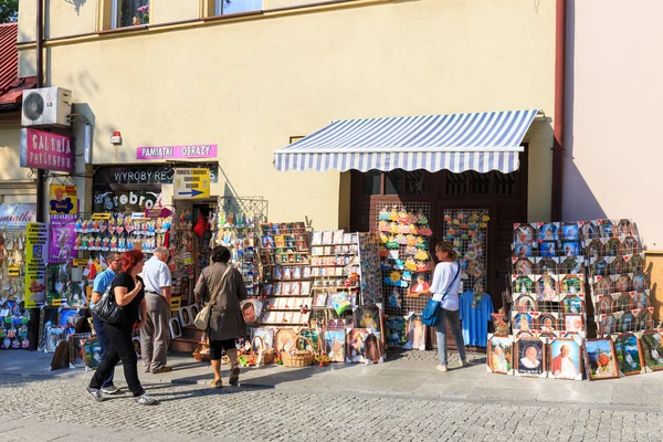 Wadowice, Polônia - 07 de setembro de 2014: Turistas visitam o centro da cidade de Wadowice. Wadowice é o local de nascimento do Papa João Paulo II — Fotografia de Stock