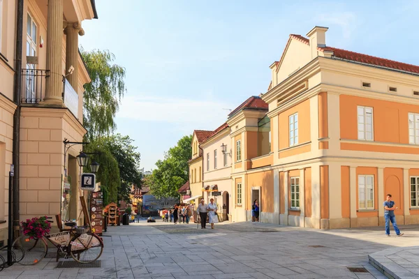 Wadowice, Polonia - 07 de septiembre 2014: Los turistas visitan el centro de la ciudad de Wadowice. Wadowice es el lugar de nacimiento del Papa Juan Pablo II — Foto de Stock